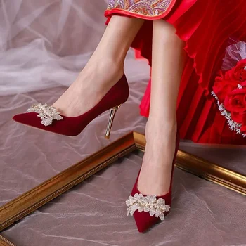 2023 Нови Елегантни Дамски Модни Обувки на Висок ток с Квадратна катарама и перли, С Остри пръсти, Дамски Червени Обувки, Велурени обувки за Сватба с малките си пръсти
