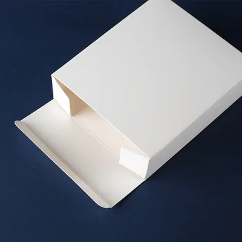 Бяла кутия размер 20x12x5 виж
