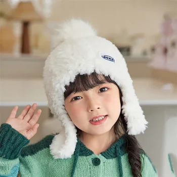 Детска шапка с кожа топка в корейски стил, със защитата на ушите, са подходящи за есента и зимата.