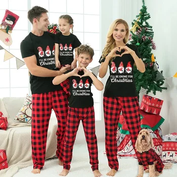 Подходяща за Коледа семейна пижама 