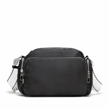 Найлонова чанта през рамо с лъскав дизайн от черен найлон 1