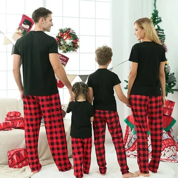 Подходяща за Коледа семейна пижама 